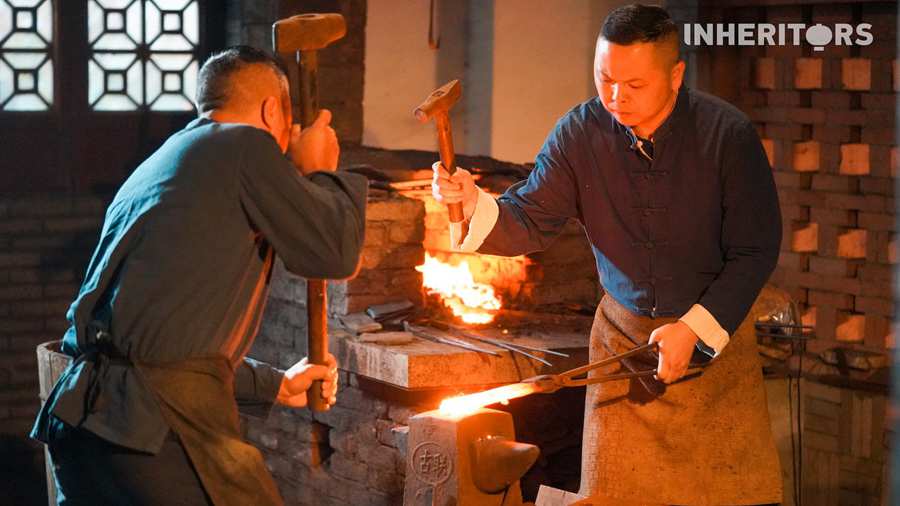 Traditional Chinese sword forging process inspired by Han Jian craftsmanship