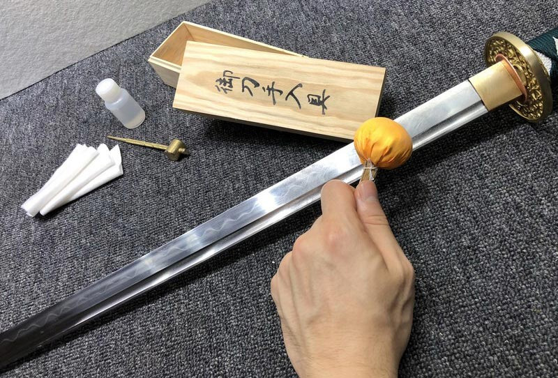 How to oil a katana with choji oil during Japanese sword maintenance How to oil a katana with choji oil during Japanese sword maintenance