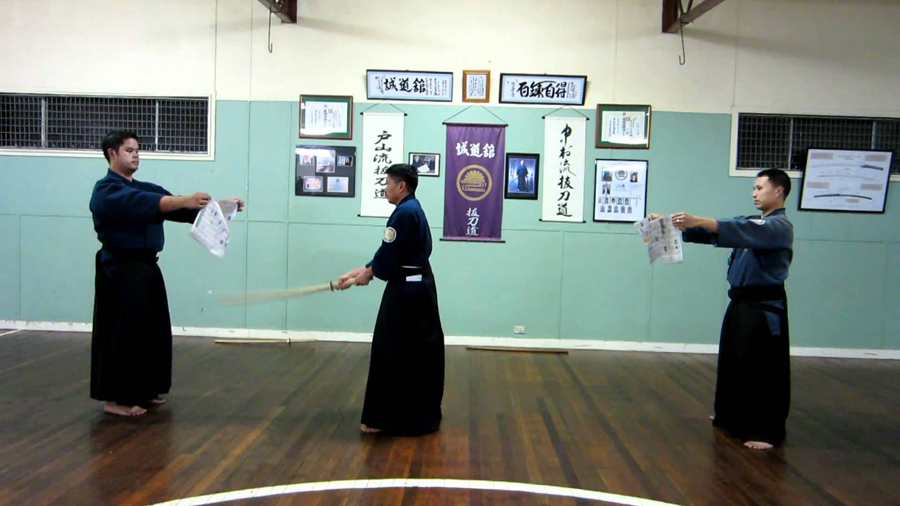 How to cut suspended paper properly with a katana How to cut suspended paper properly with a katana