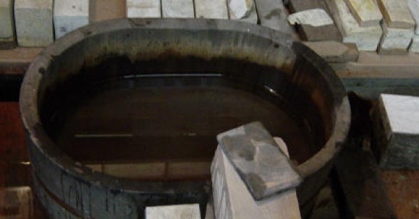 Polishing the japanese sword